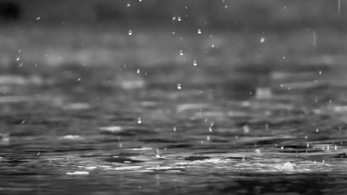 Allerta meteo gialla, arancione e rossa: cosa significano i colori e cosa fare