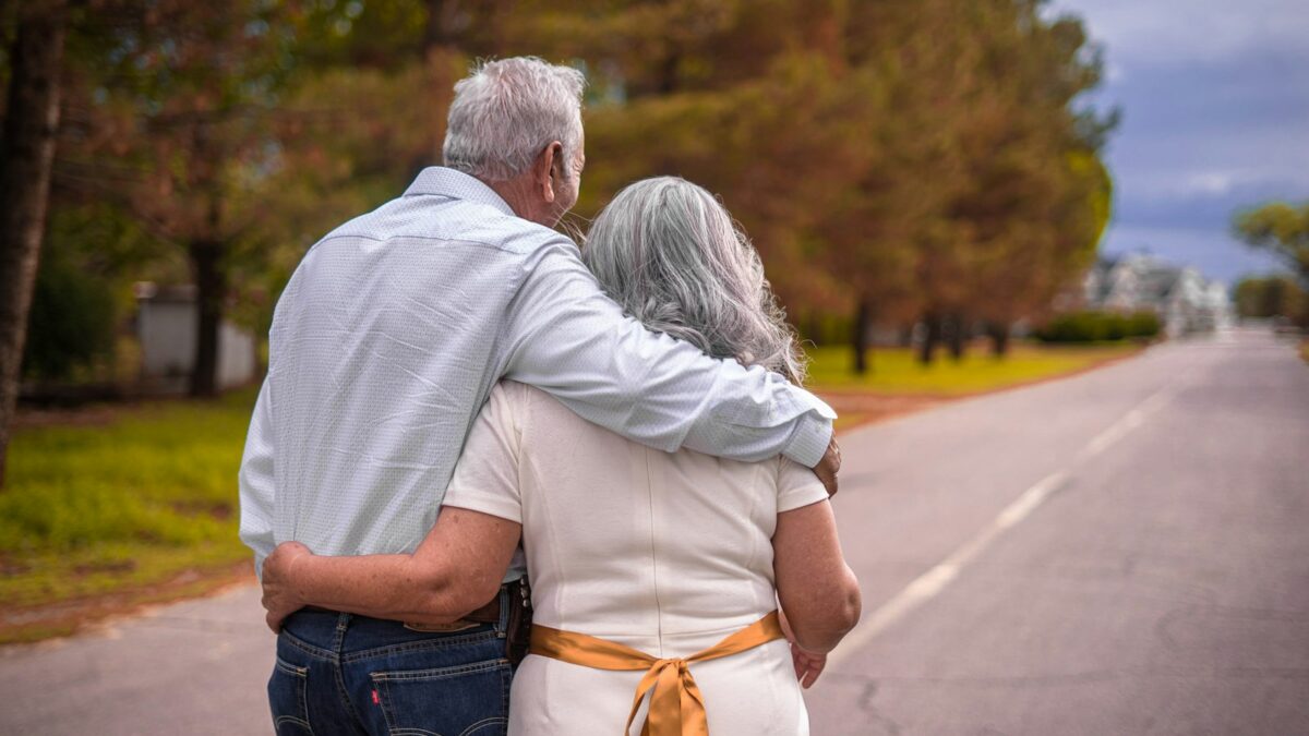 Viviamo più a lungo, ma non più anni in salute: cosa dicono i dati sull'Italia