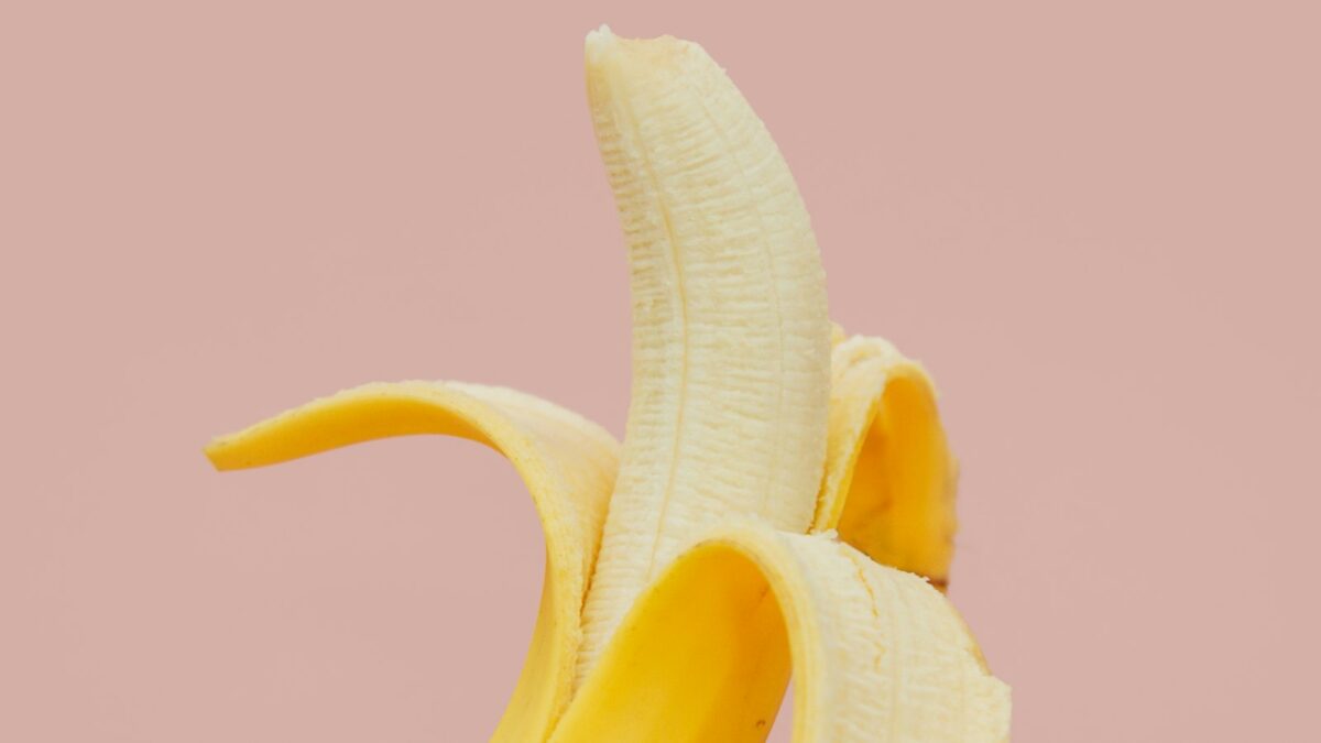 La banana che non annerisce: cos'è e perché non arriverà in Italia