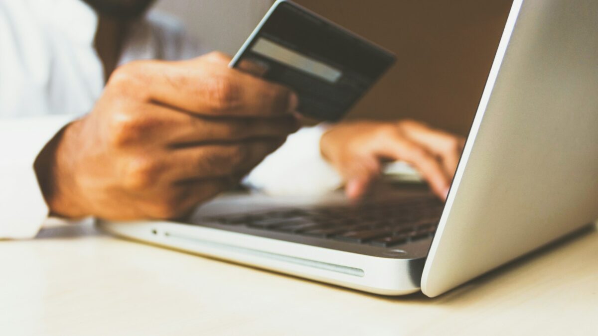 Bancomat o carta di credito persi o rubati: cosa fare subito e come avere il rimborso