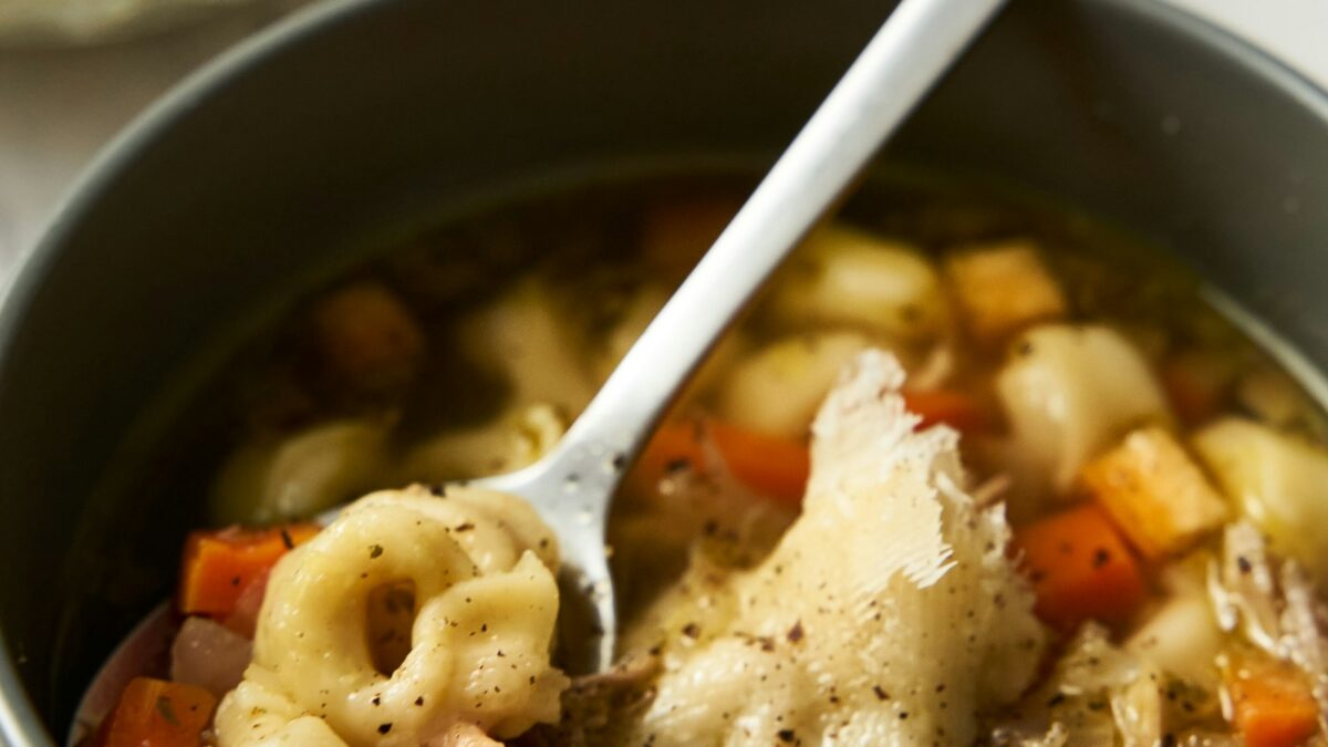 Brodo per tortellini, depositata a Bologna la ricetta ufficiale: ecco gli ingredienti
