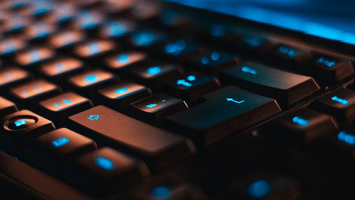 Caps Lock Day: perché scrivere tutto in maiuscolo sembra urlare