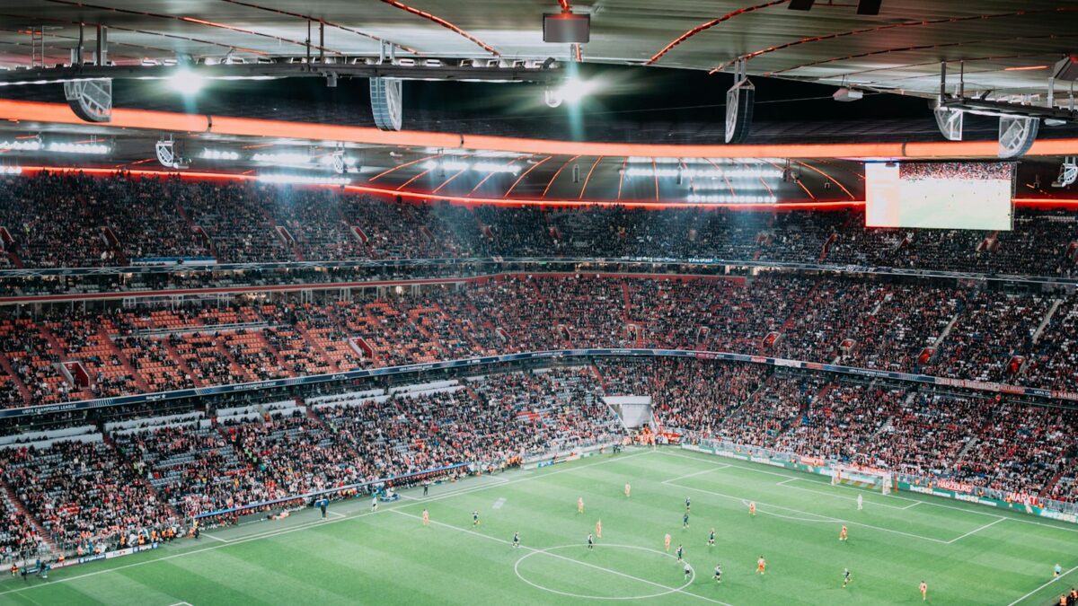 Champions League, il Como travolge il Manchester United 4-1. L'Inter batte lo Shakhtar