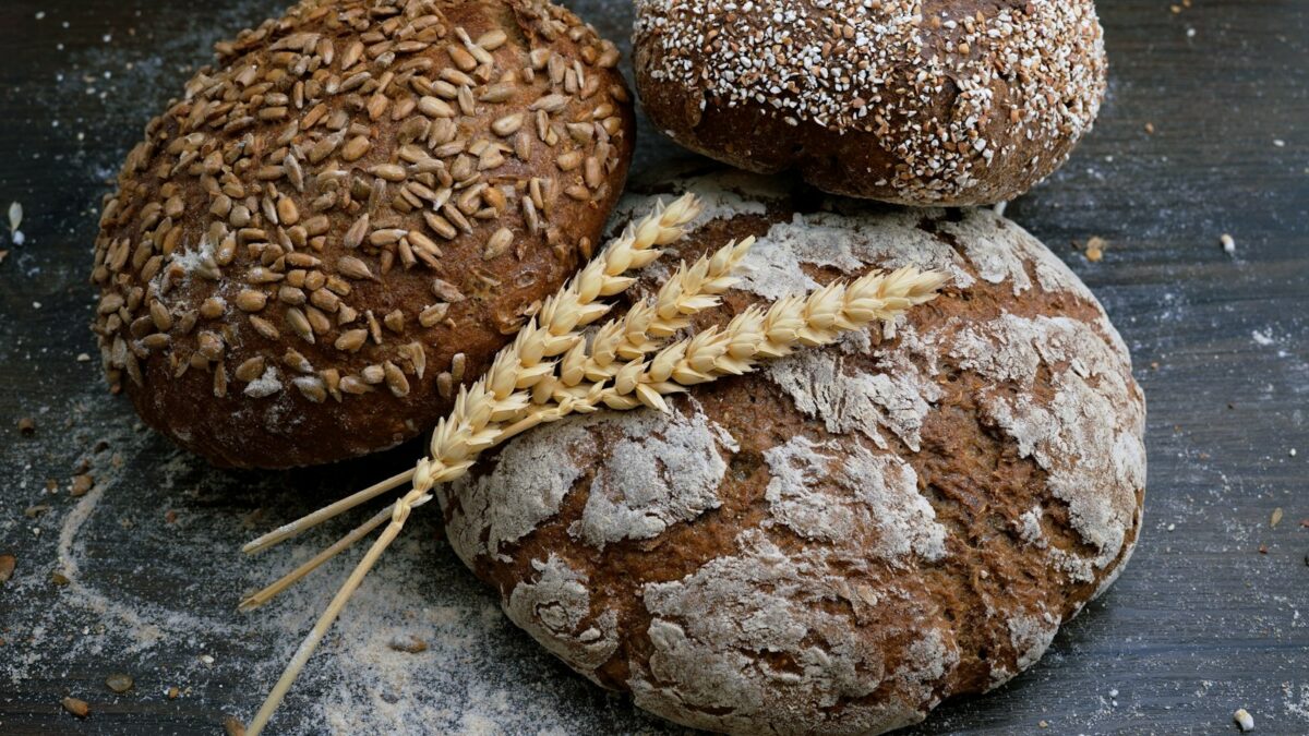 Come conservare il pane: perché il frigo lo rovina e il congelatore lo salva
