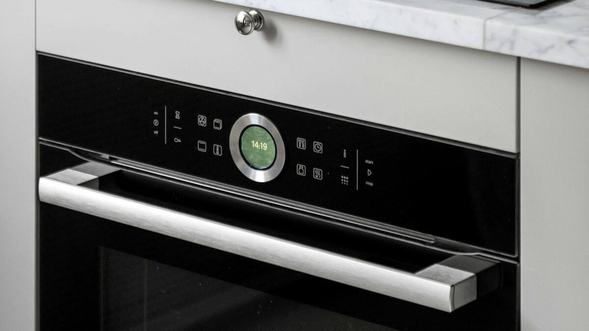 Come pulire il forno: i metodi con bicarbonato, aceto e vapore