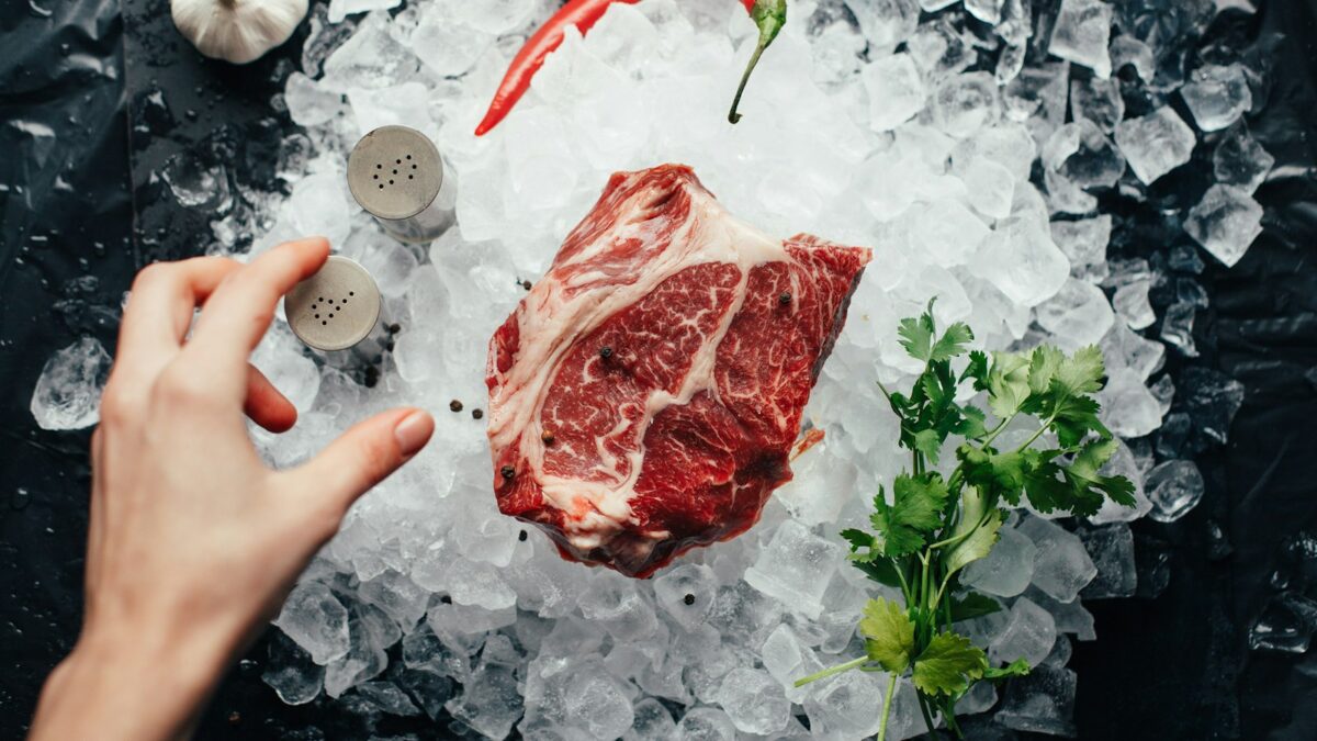 Come scongelare la carne in sicurezza: frigo, acqua fredda o microonde?