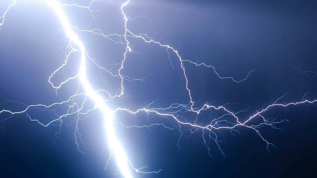 Come si formano i fulmini e perché il tuono arriva dopo il lampo