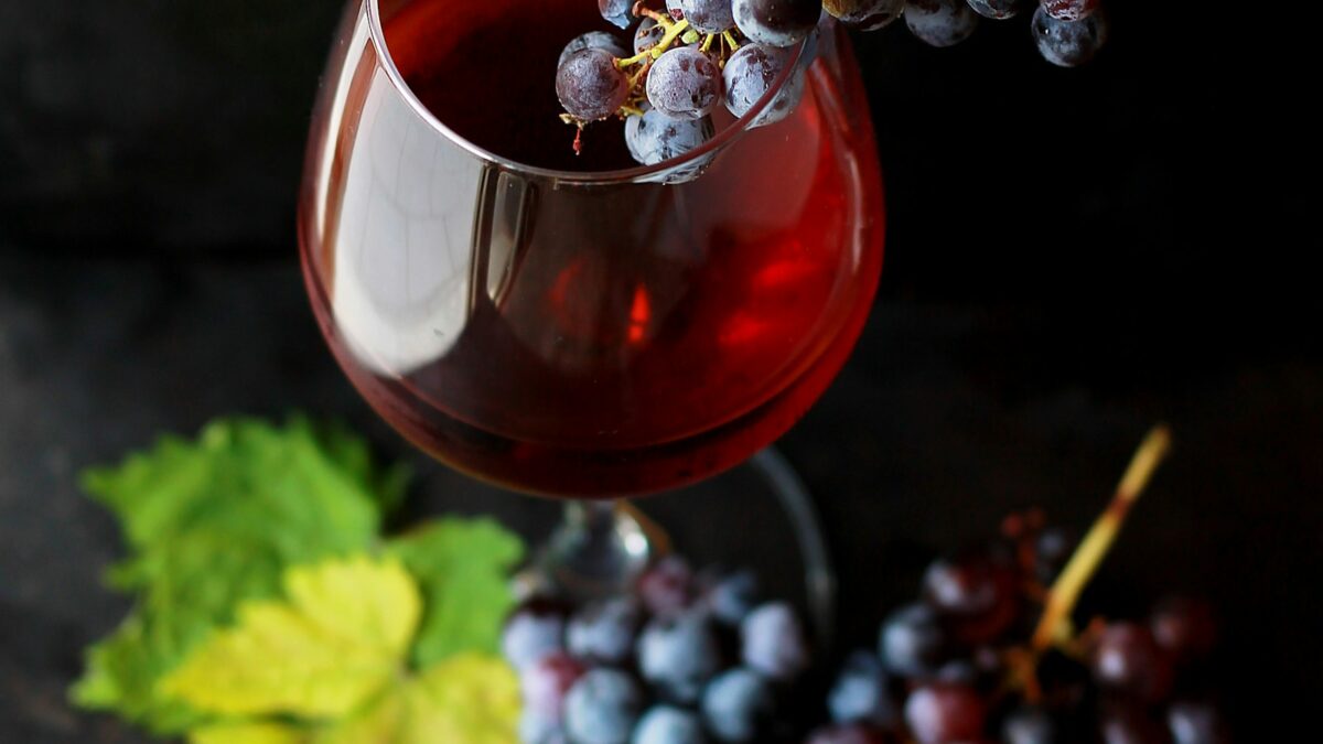 Come togliere le macchie di vino rosso da tovaglie, vestiti e divani