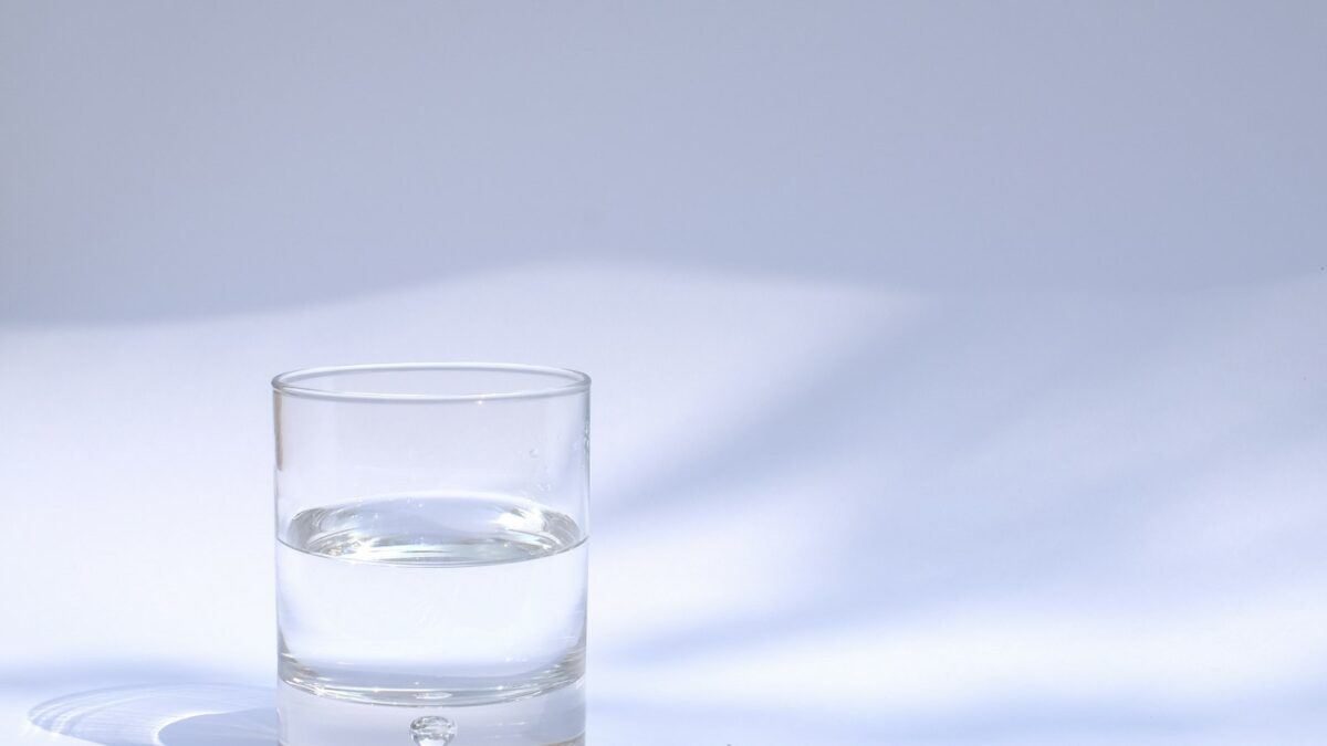 PFAS, farmaci e microplastiche nelle acque italiane: l’allarme di Legambiente