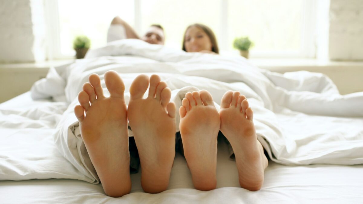 Crampi notturni alle gambe: perché vengono e cosa fare per farli passare