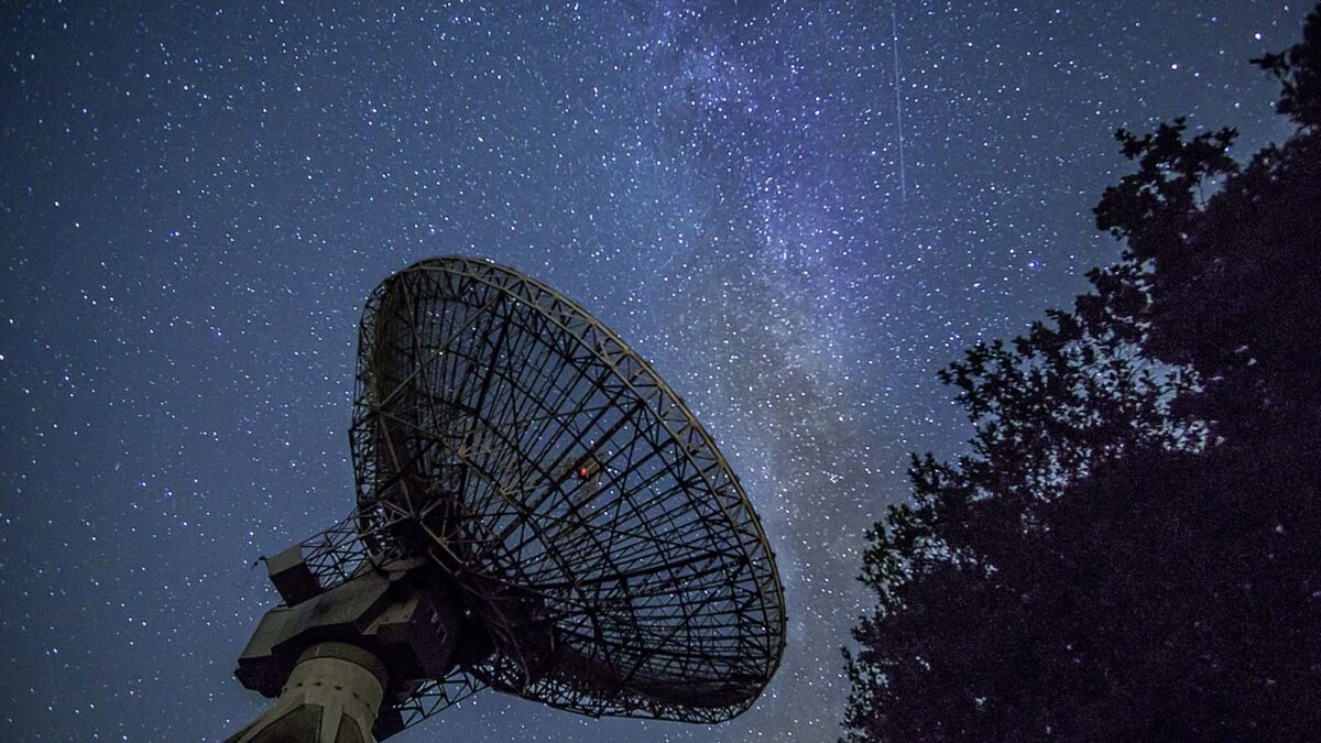 Trovato il lampo radio più lontano: è partito quando l'Universo aveva 3 miliardi di anni