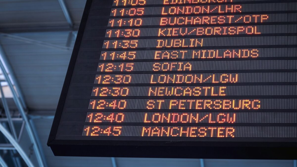 Guasto Enav, traffico aereo rallentato in tutta Italia: voli cancellati e ritardi