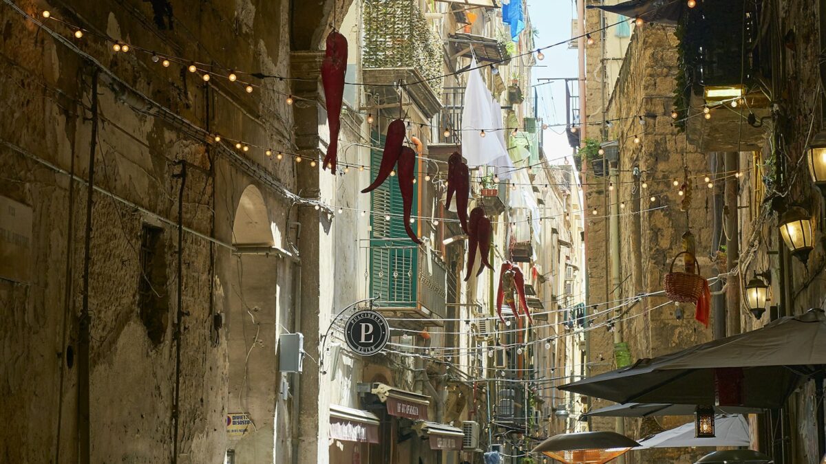 «Je so' pazzo», il film su Pino Daniele arriva oggi al cinema