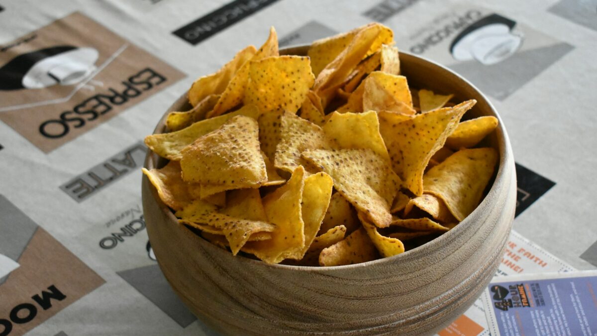 Mangiare tardi la sera e fegato: uno studio su 200mila persone trova un legame