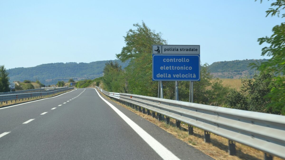 Nuovo Codice della strada: multe a fasce, 20 punti sulla patente e limiti a 150 km/h