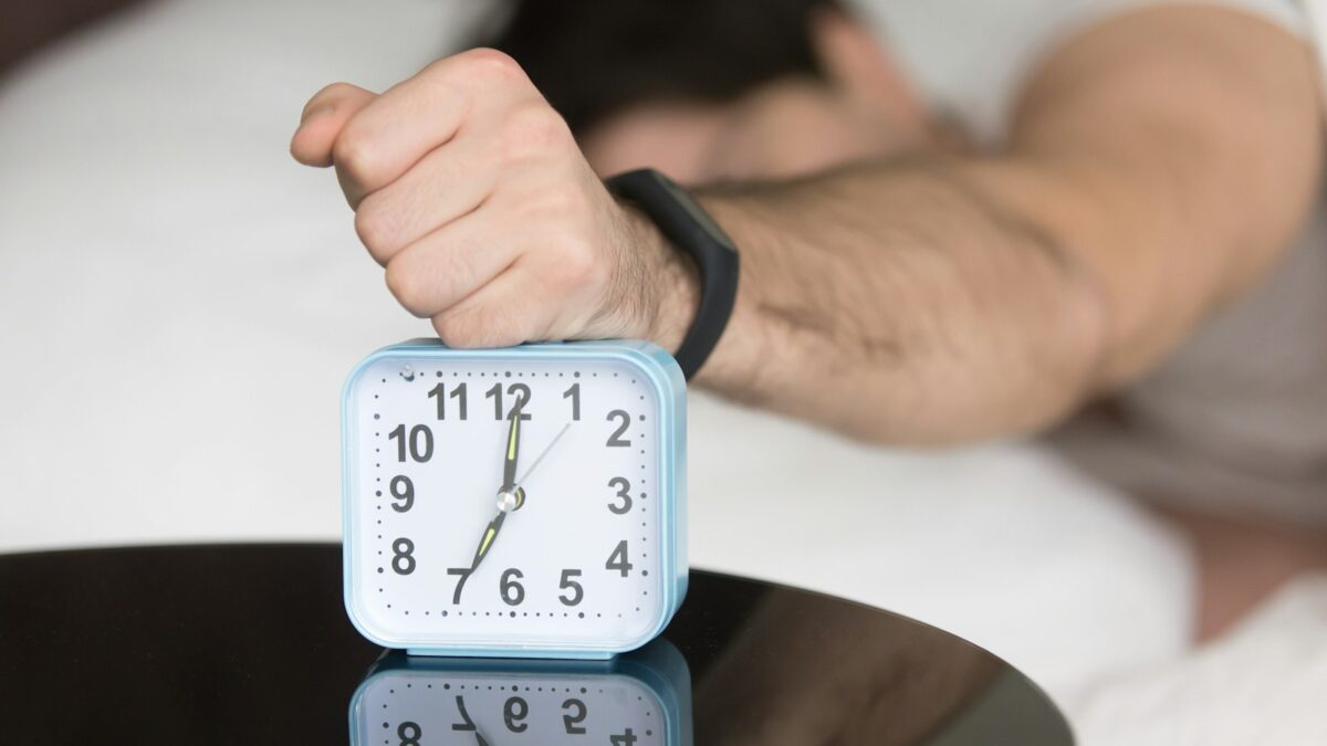 Ora solare e sonno: come adattarsi al cambio dell'ora senza sentirsi stanchi