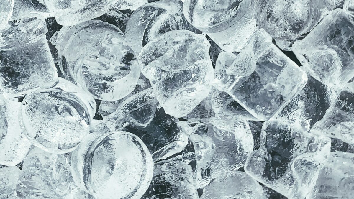 Perché il ghiaccio galleggia? La strana eccezione dell'acqua