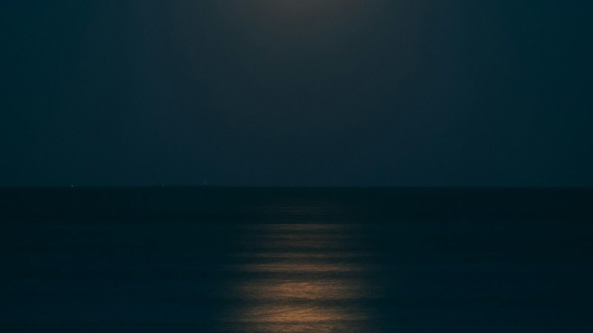 Perché la Luna sembra più grande all'orizzonte? L'illusione che inganna il cervello