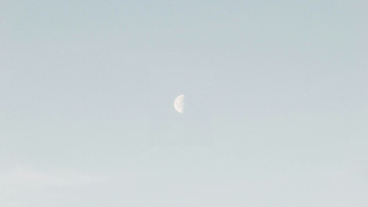 Perché la Luna si vede di giorno? La risposta è più semplice di quanto sembri