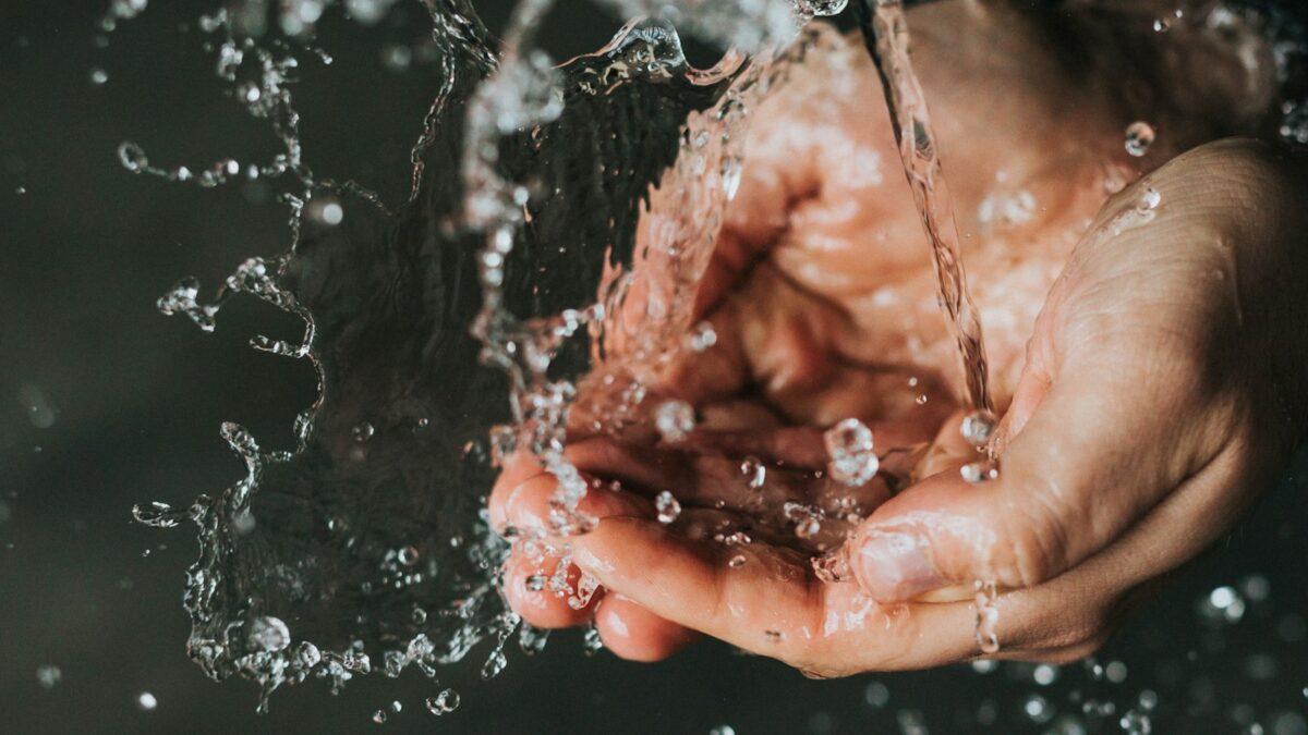 Perché le dita si raggrinziscono in acqua? Non è colpa dell'acqua che entra