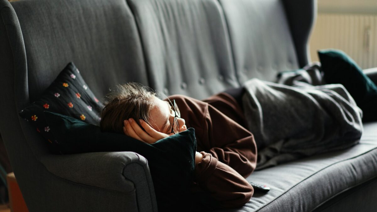 Perché viene sonno dopo pranzo? Cosa succede al corpo e come evitarlo
