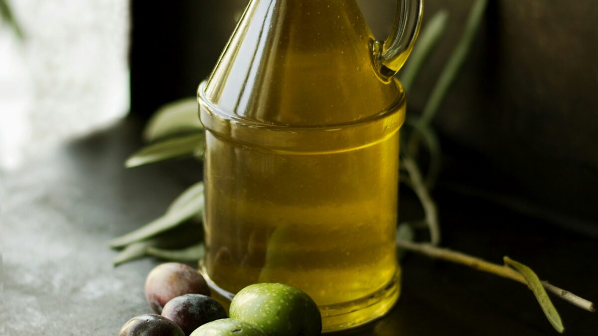 Prezzo dell'olio d'oliva dimezzato in un anno: gli olivicoltori protestano