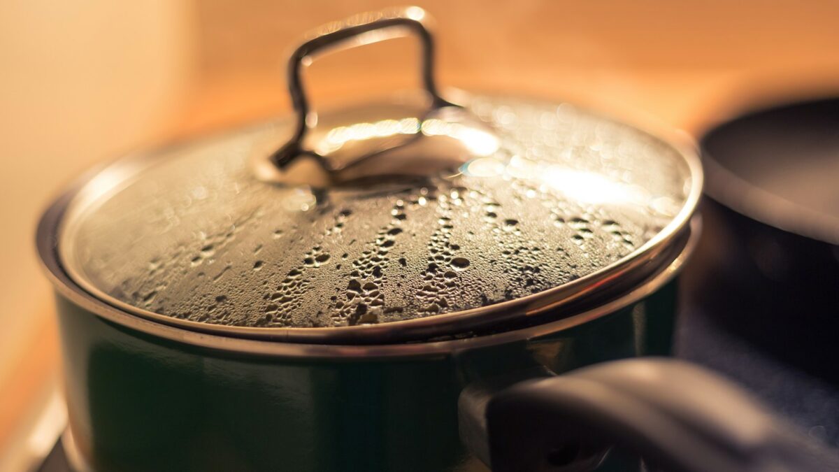 Quando salare l'acqua della pasta: prima o dopo il bollore? Cosa dice la chimica
