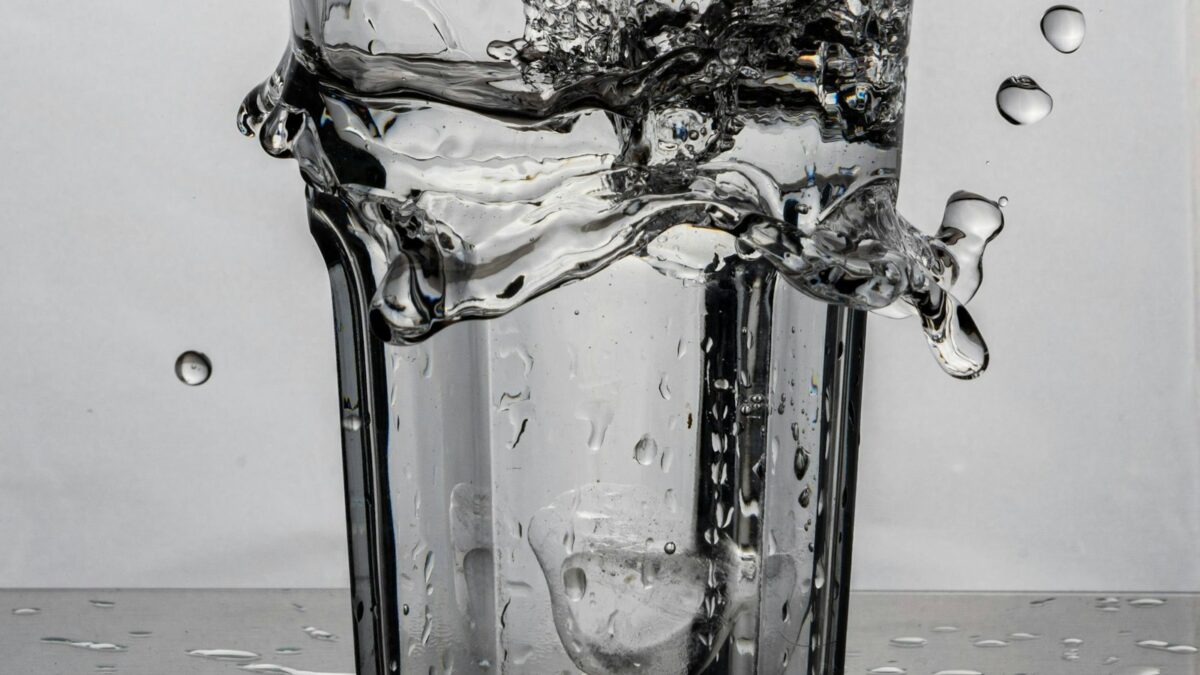 Quanta acqua bere al giorno: davvero servono due litri?