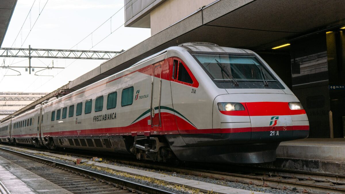 Rimborso treno in ritardo: quanto spetta, come chiederlo e entro quando