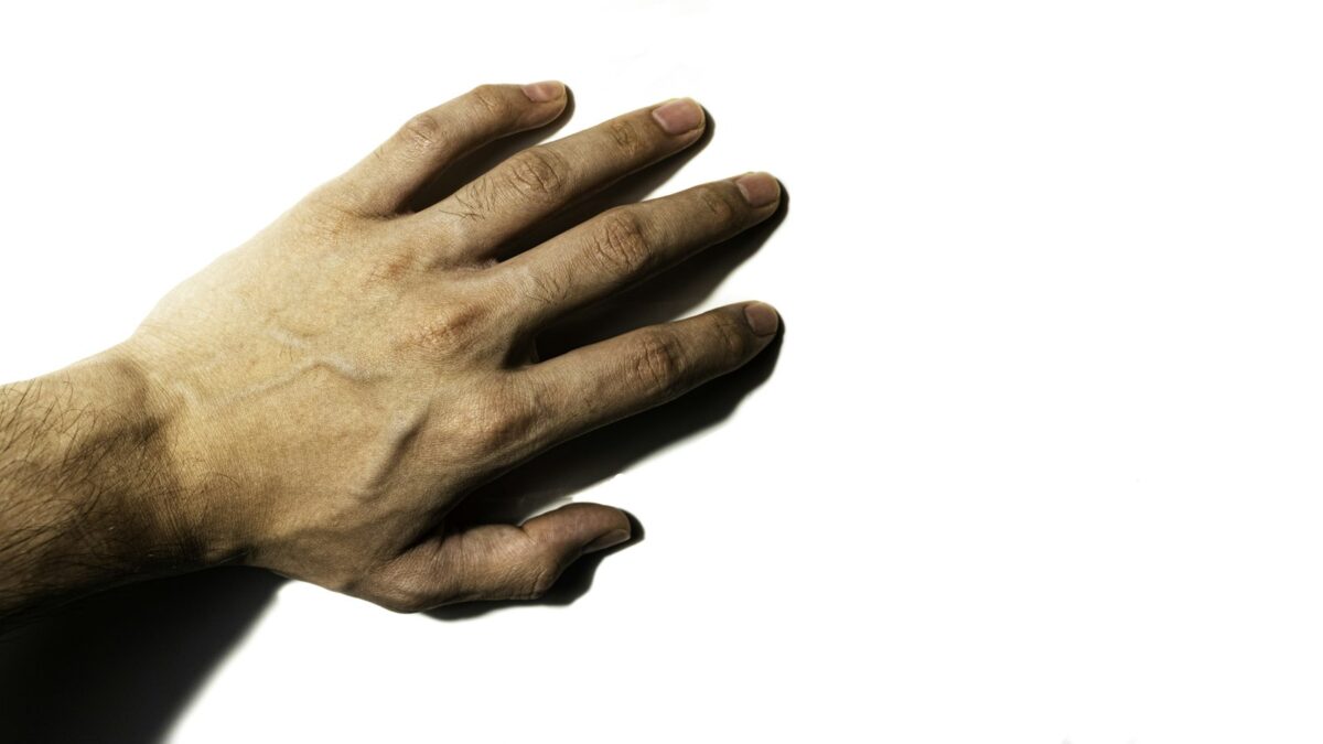 Scrocchiare le dita fa male? Cosa provoca il «crac» e cosa dicono gli studi
