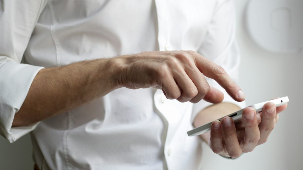 Spoofing telefonico: come riconoscere la finta chiamata della banca e cosa fare